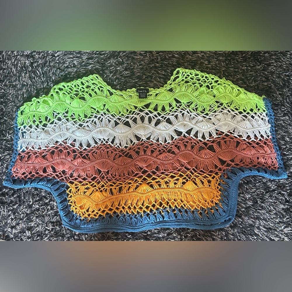 Rue21 Green and White Crochet Graphic Crop Top